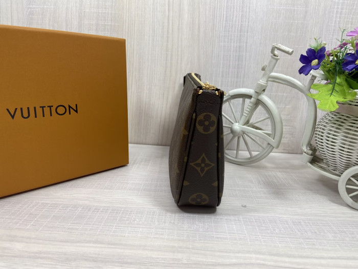LV Pochette Accessoires