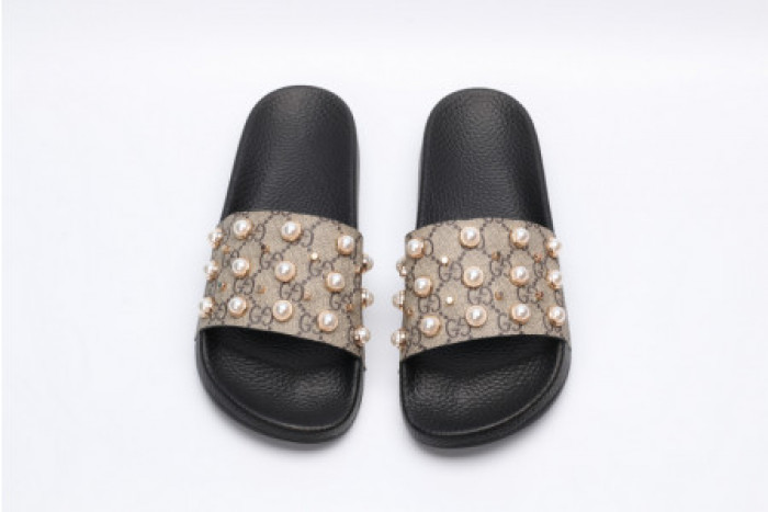 G*u*i slippers