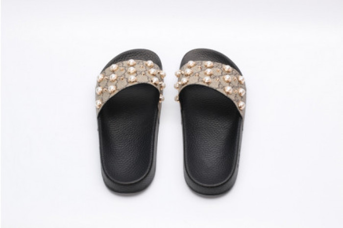 G*u*i slippers