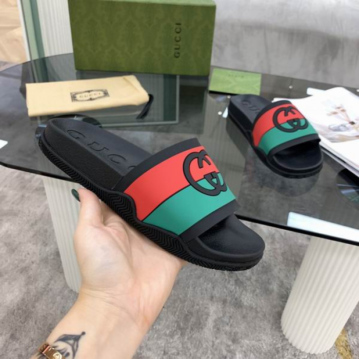 G*u*i slippers