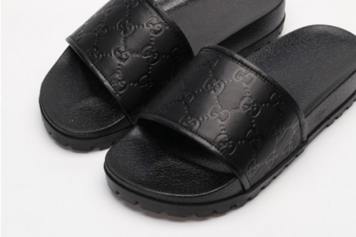 G*u*i slippers