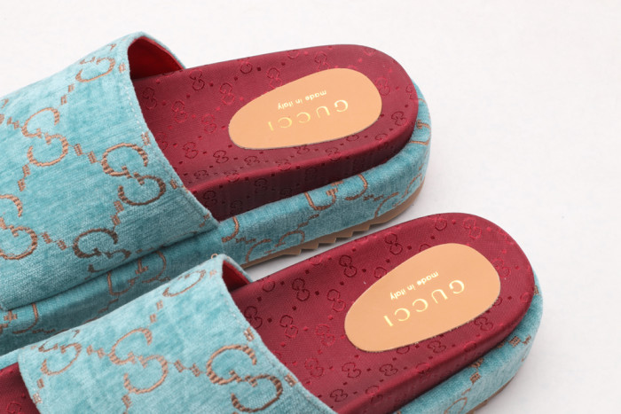 G*u*i slippers